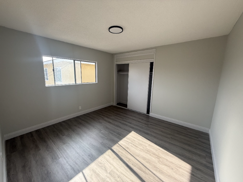 1122 W 94th St #3 - Photo 4 of 11