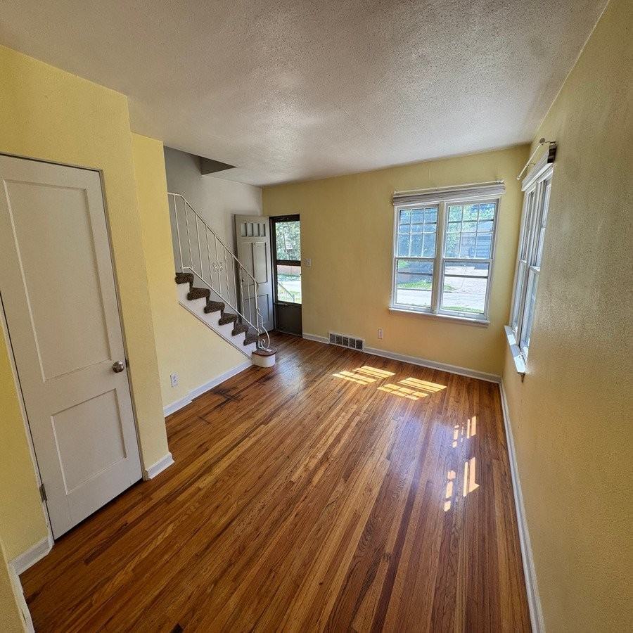 618 45th St - Photo 3 of 15