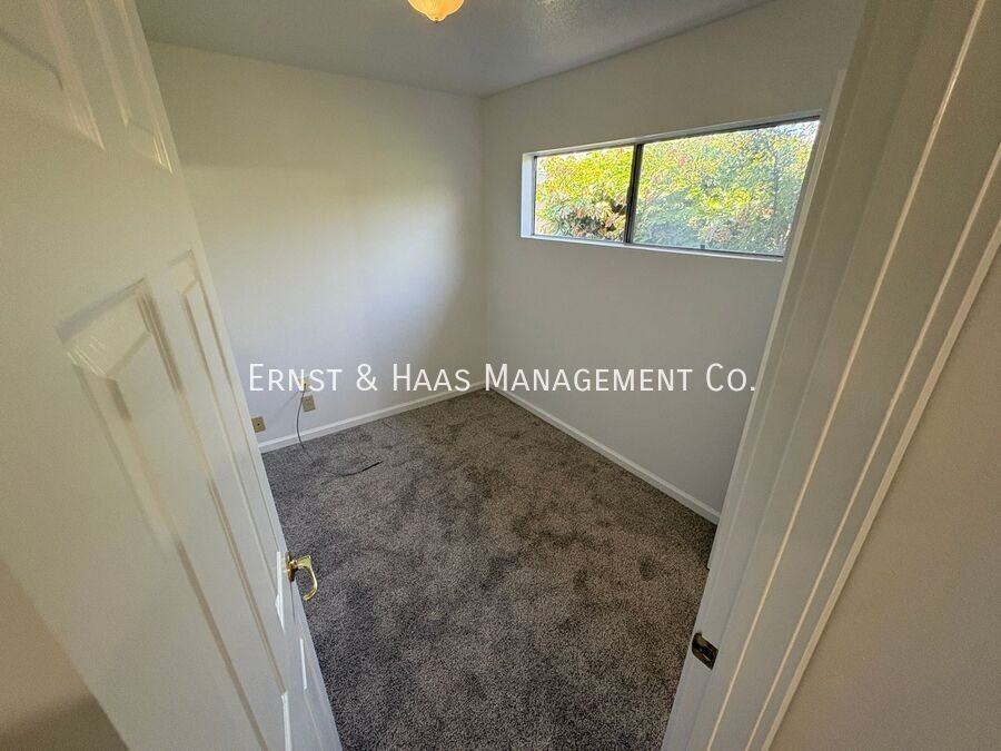 926 Newport Ave - Photo 7 of 21