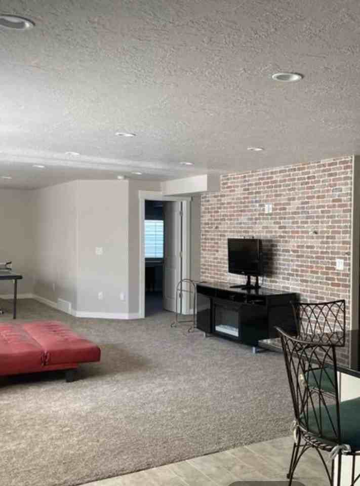 1703 N Lyndi Ln - Photo 3 of 8