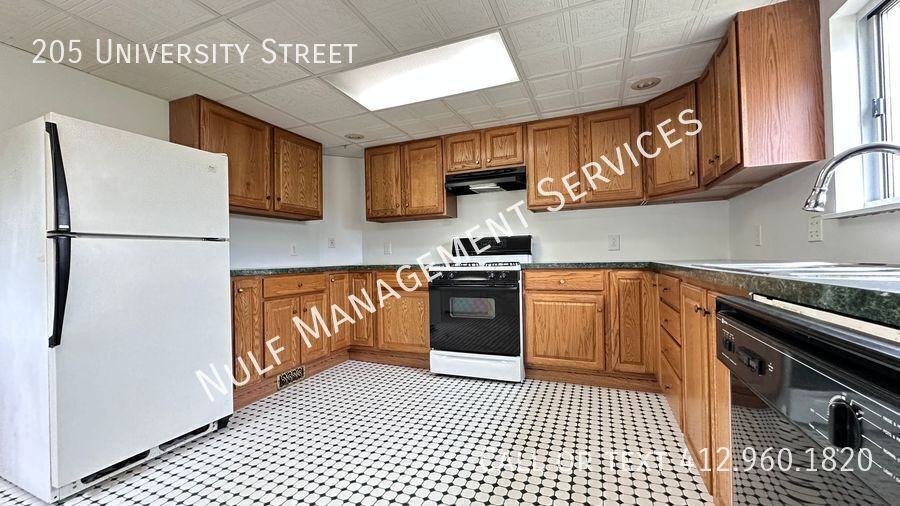 205 University St - Photo 2 of 20