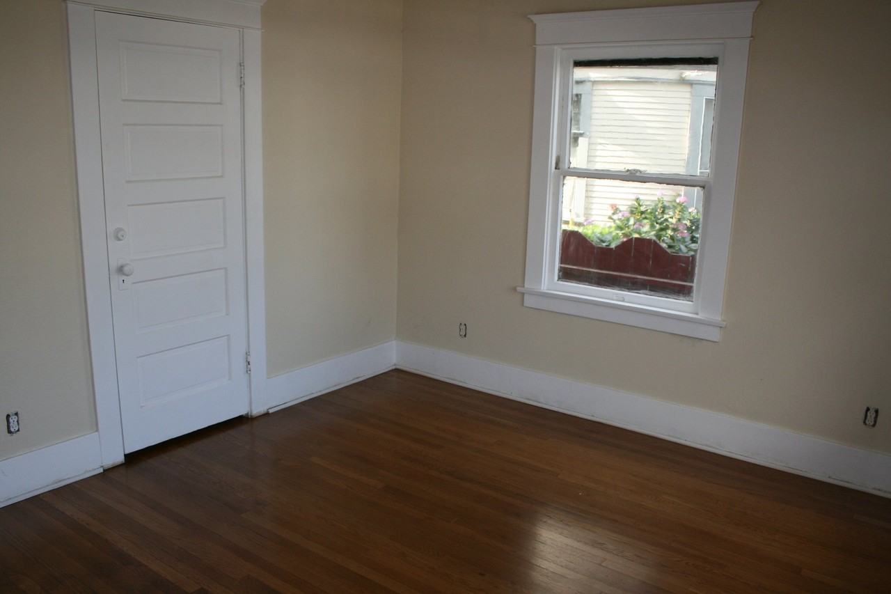 1424 W 37th Dr #1 - Photo 2 of 7