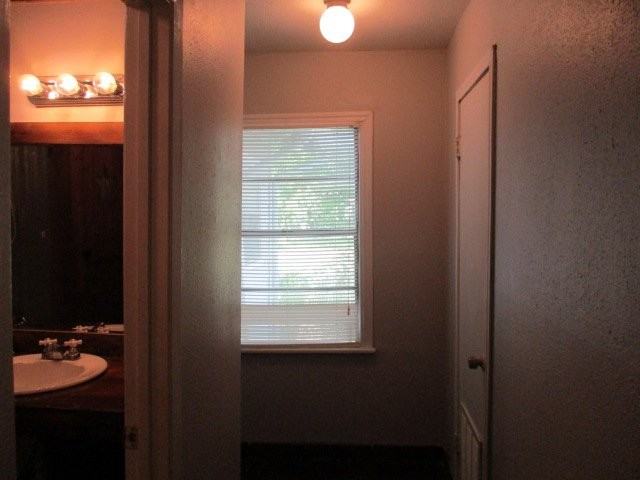 610 Jefferson Ave - Photo 6 of 10
