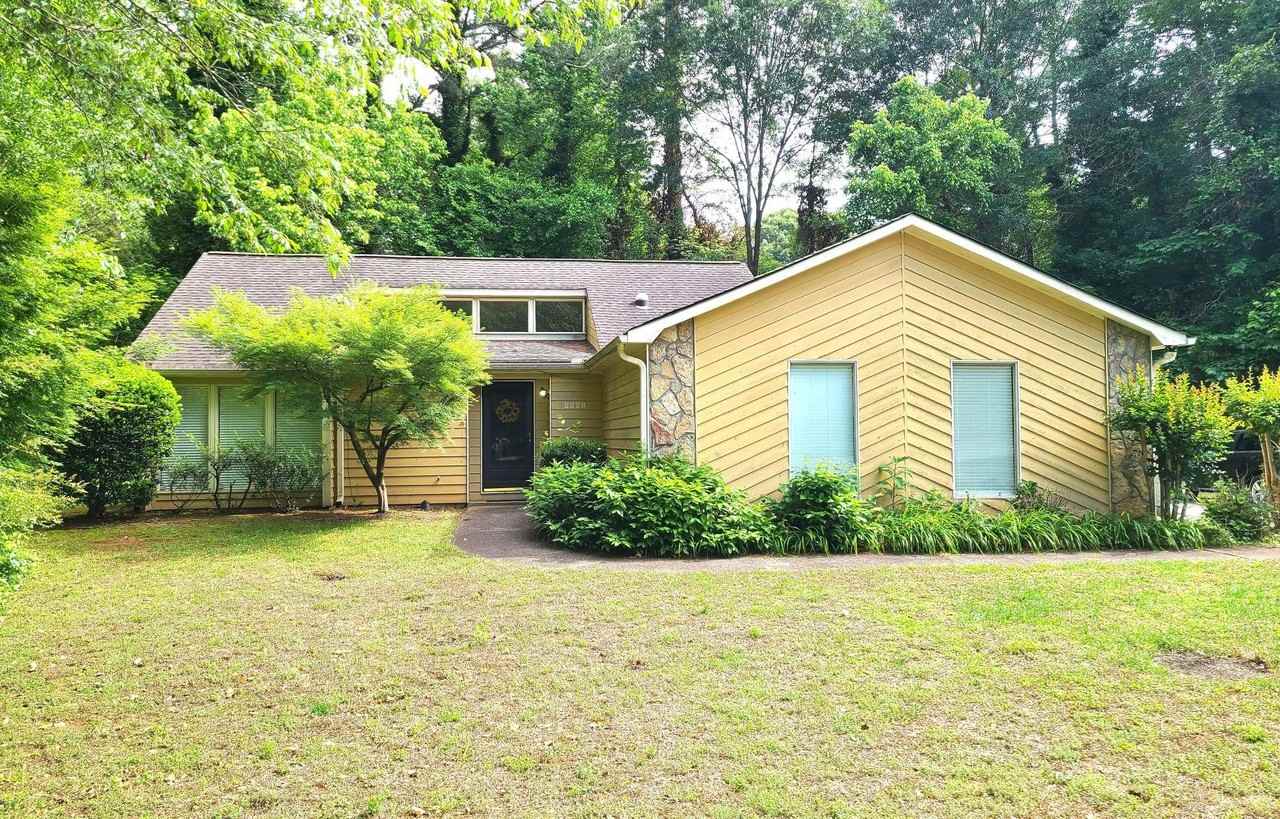 2228 N Woods Ct - Photo 2 of 18
