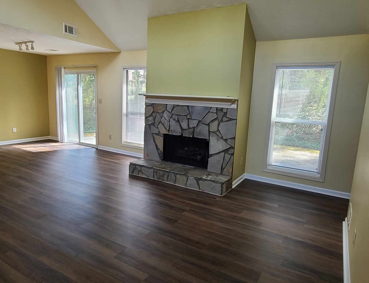 2228 N Woods Ct - Photo 7 of 18