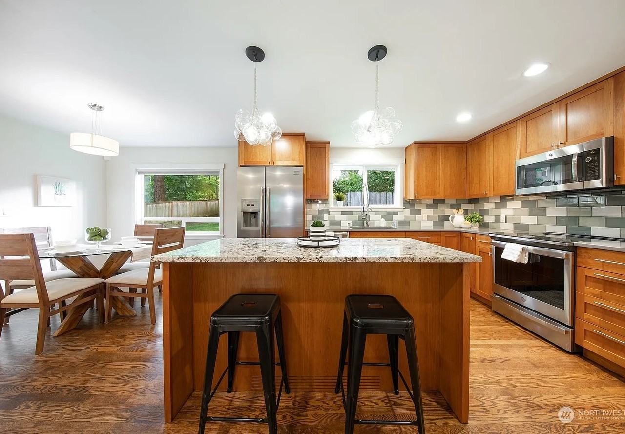 12561 Roosevelt Way Ne - Photo 4 of 12