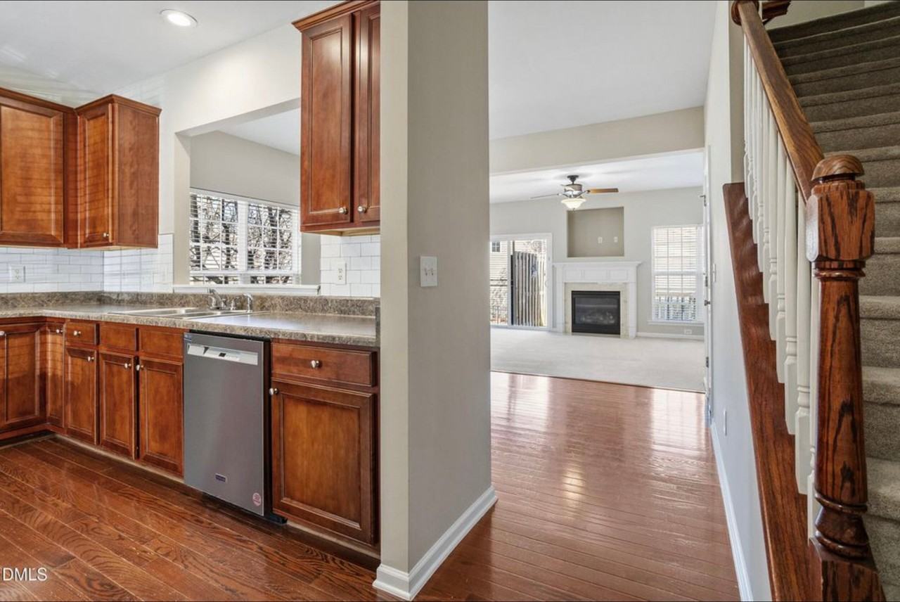 305 Anterbury Dr - Photo 4 of 20
