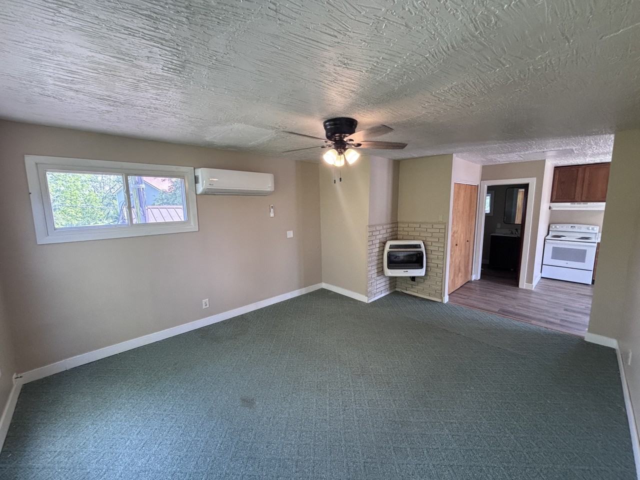 11247 Knoxville Rd #B - Photo 2 of 9