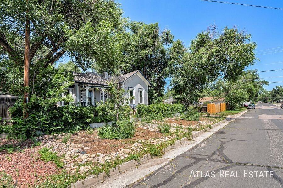 1916 E Monument St