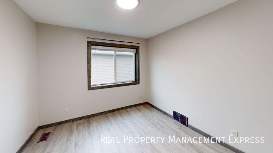 3920 S Stanford Ave - Photo 2 of 13