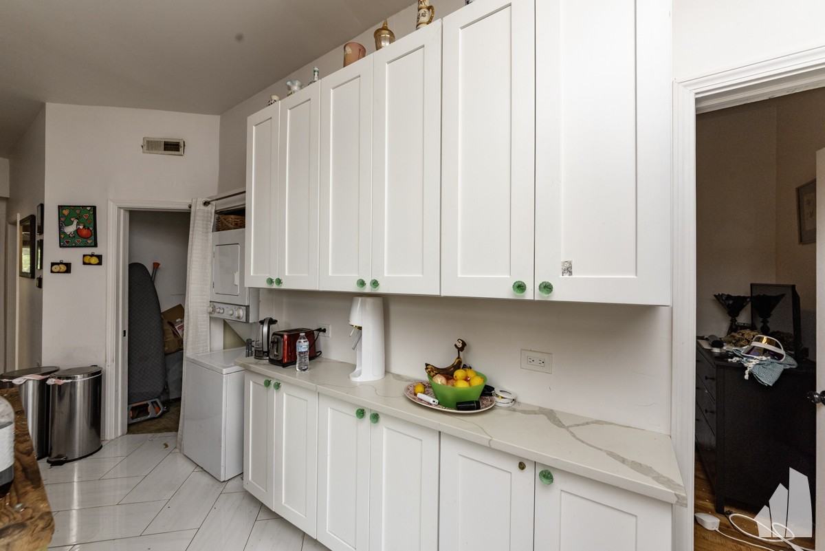1227 N Rockwell St #2 - Photo 4 of 8
