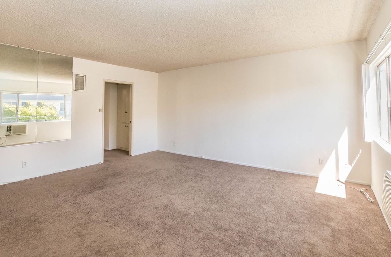 963 S Barrington Ave #7 - Photo 2 of 10