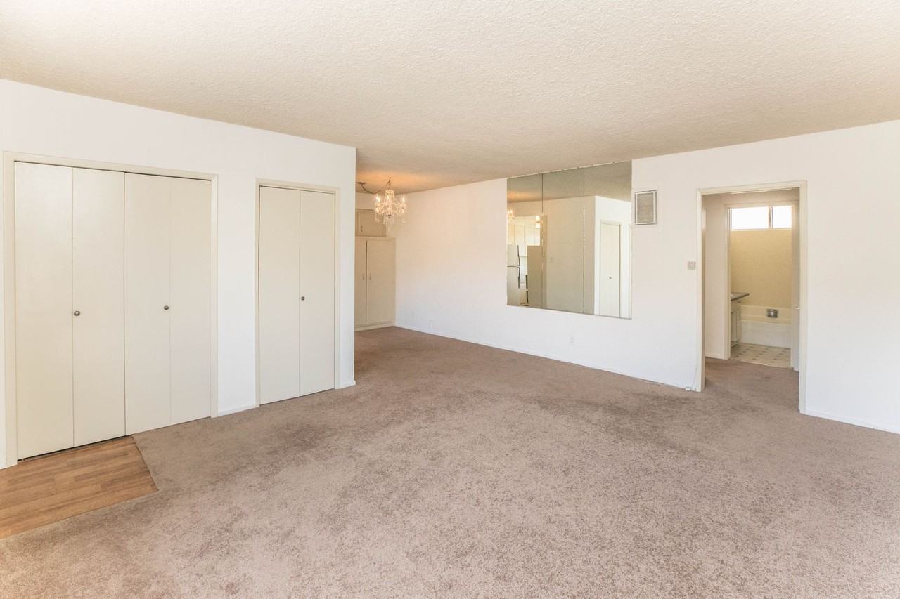 963 S Barrington Ave #7 - Photo 3 of 10