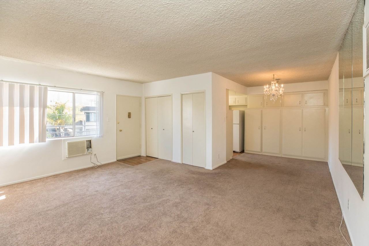 963 S Barrington Ave #7 - Photo 4 of 10