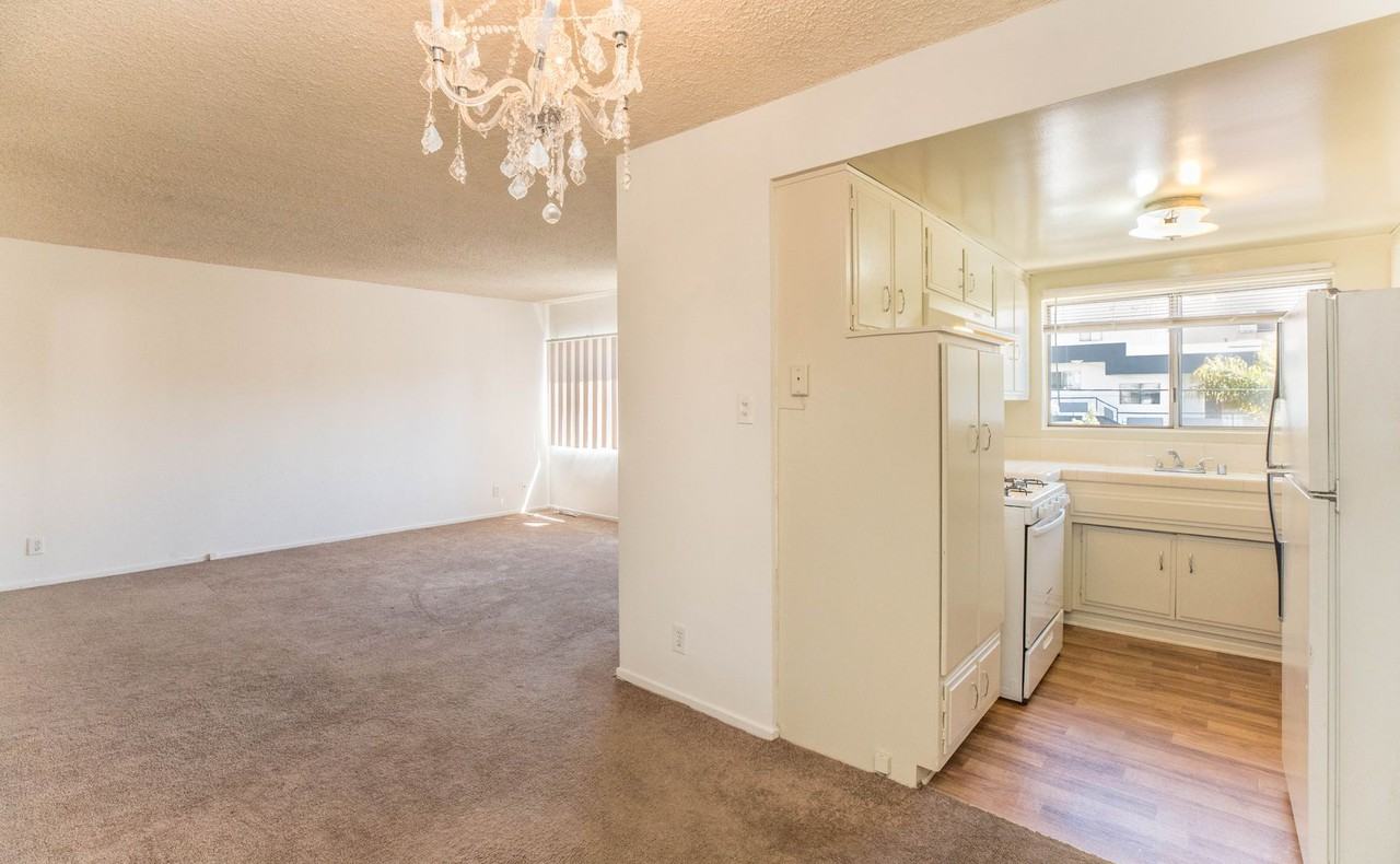 963 S Barrington Ave #7 - Photo 5 of 10