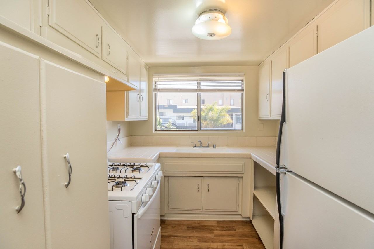 963 S Barrington Ave #7 - Photo 6 of 10