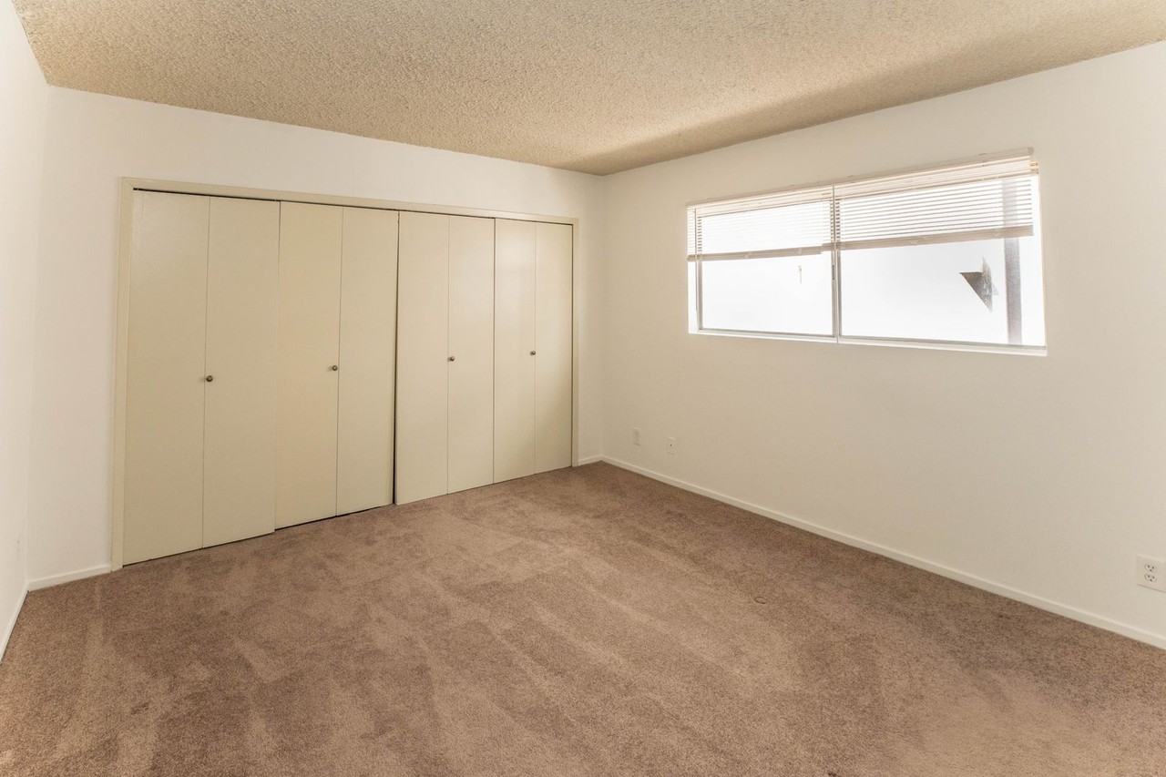 963 S Barrington Ave #7 - Photo 7 of 10