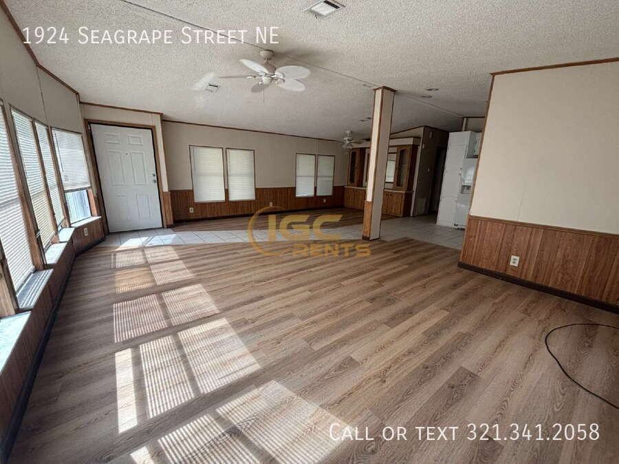 1924 Seagrape St Ne - Photo 4 of 19