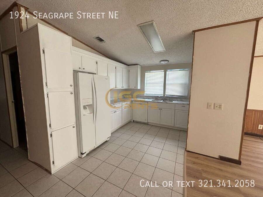 1924 Seagrape St Ne - Photo 6 of 19