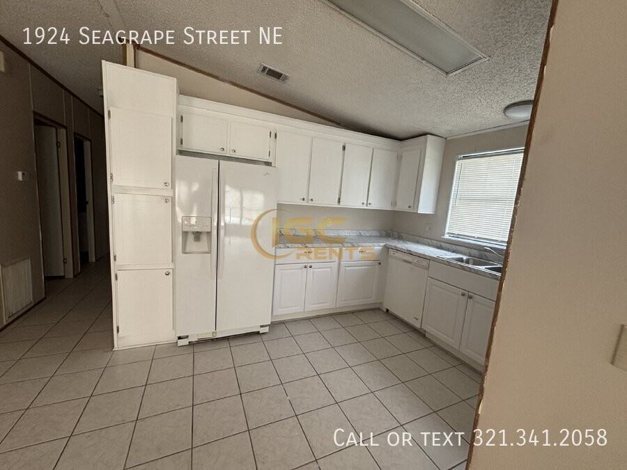 1924 Seagrape St Ne - Photo 7 of 19