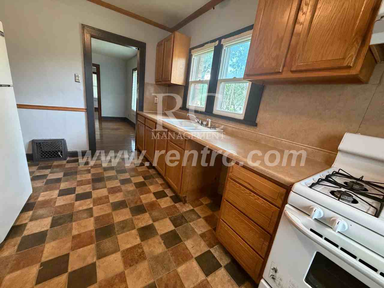 136 S Griffin St - Photo 7 of 17