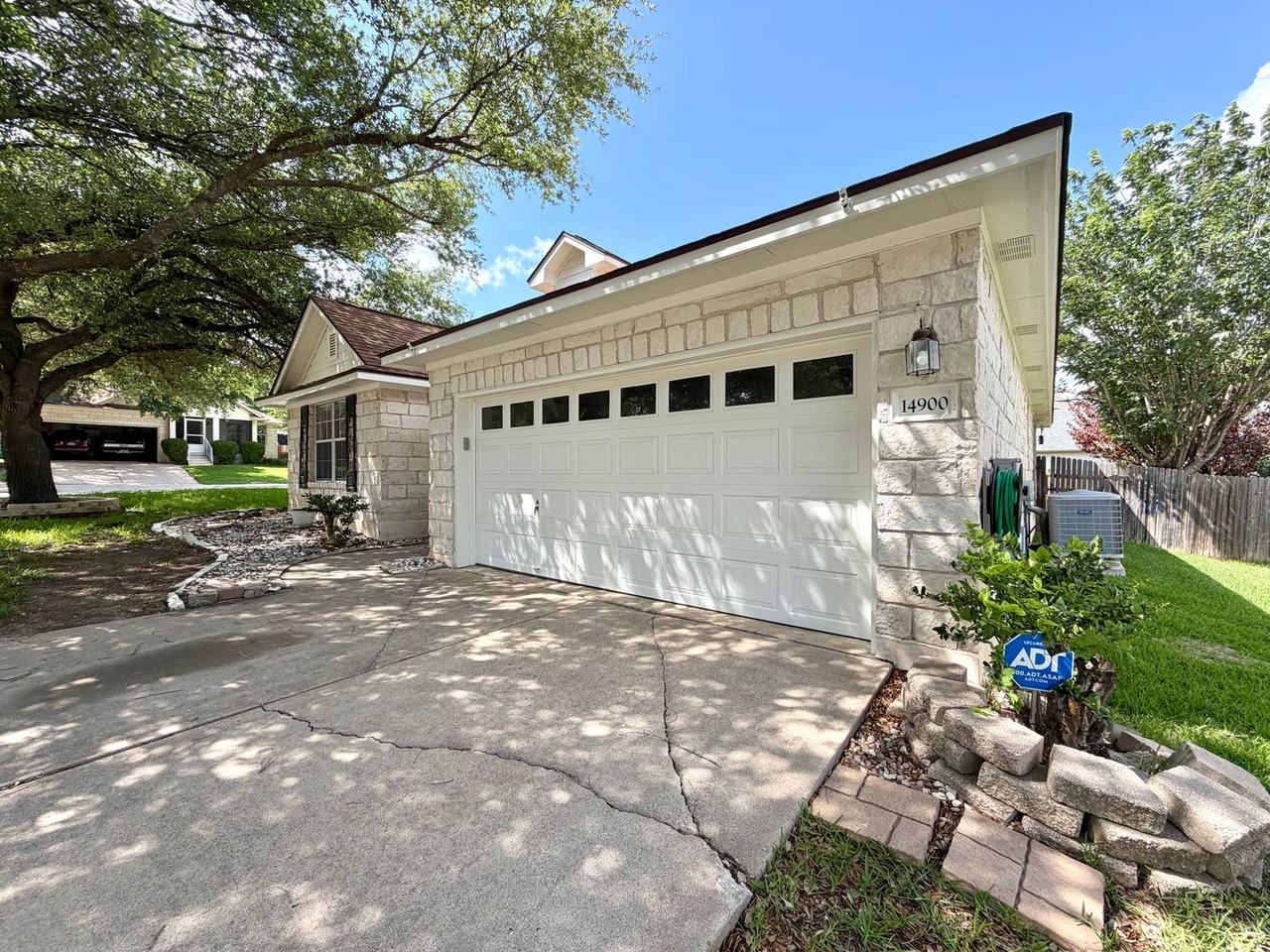 14900 Doria Dr - Photo 2 of 32