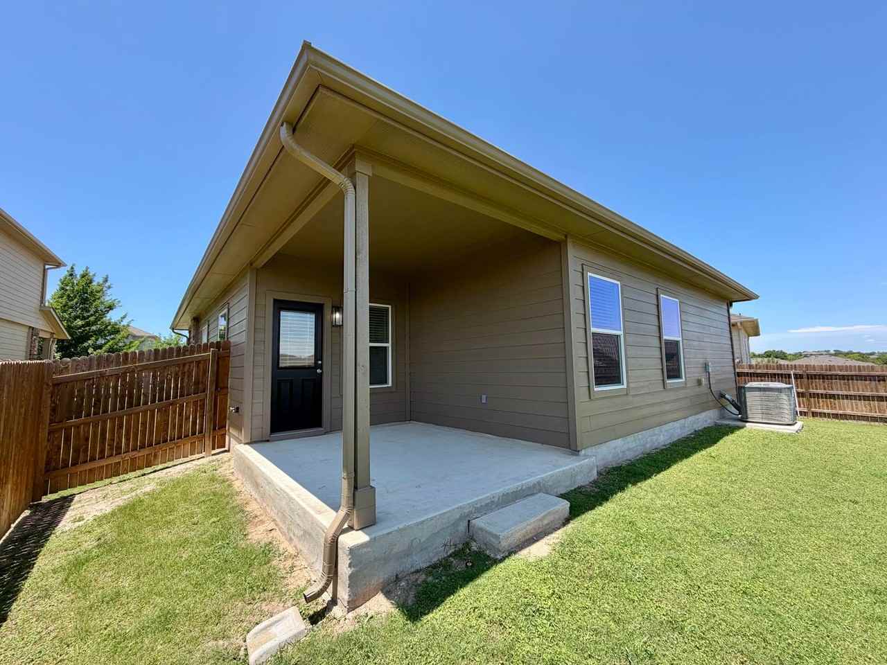 1045 Gaelic Dr - Photo 4 of 30