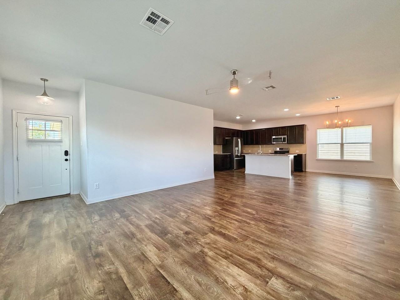 1045 Gaelic Dr - Photo 7 of 30
