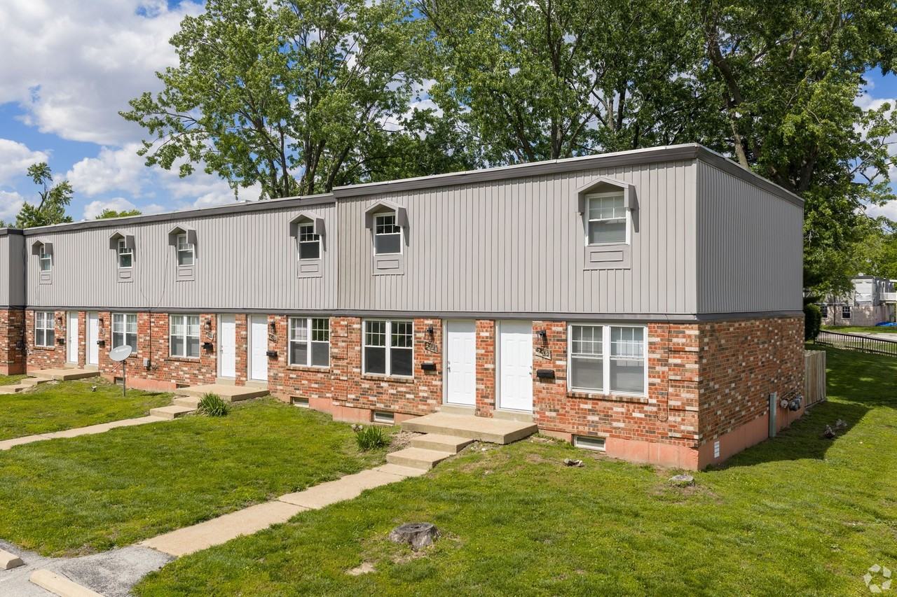 Chez Paree Apartments and Townhomes - Photo 4 of 50