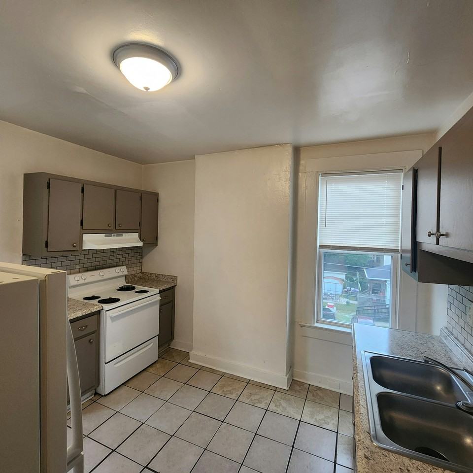 325 W 31st St, Unit 6 - Photo 4 of 10