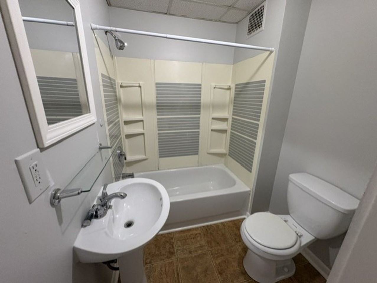 776 N Main St - Photo 5 of 7