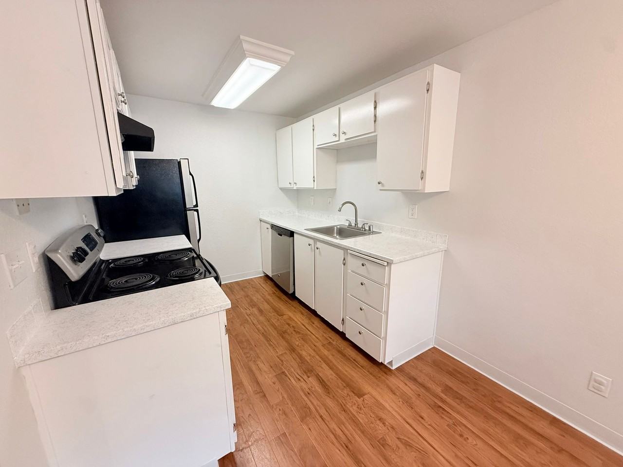 Redondo Terrace: Renovated Units, W/D in Unit, Private Balcony, Fireplace - Photo 5 of 29