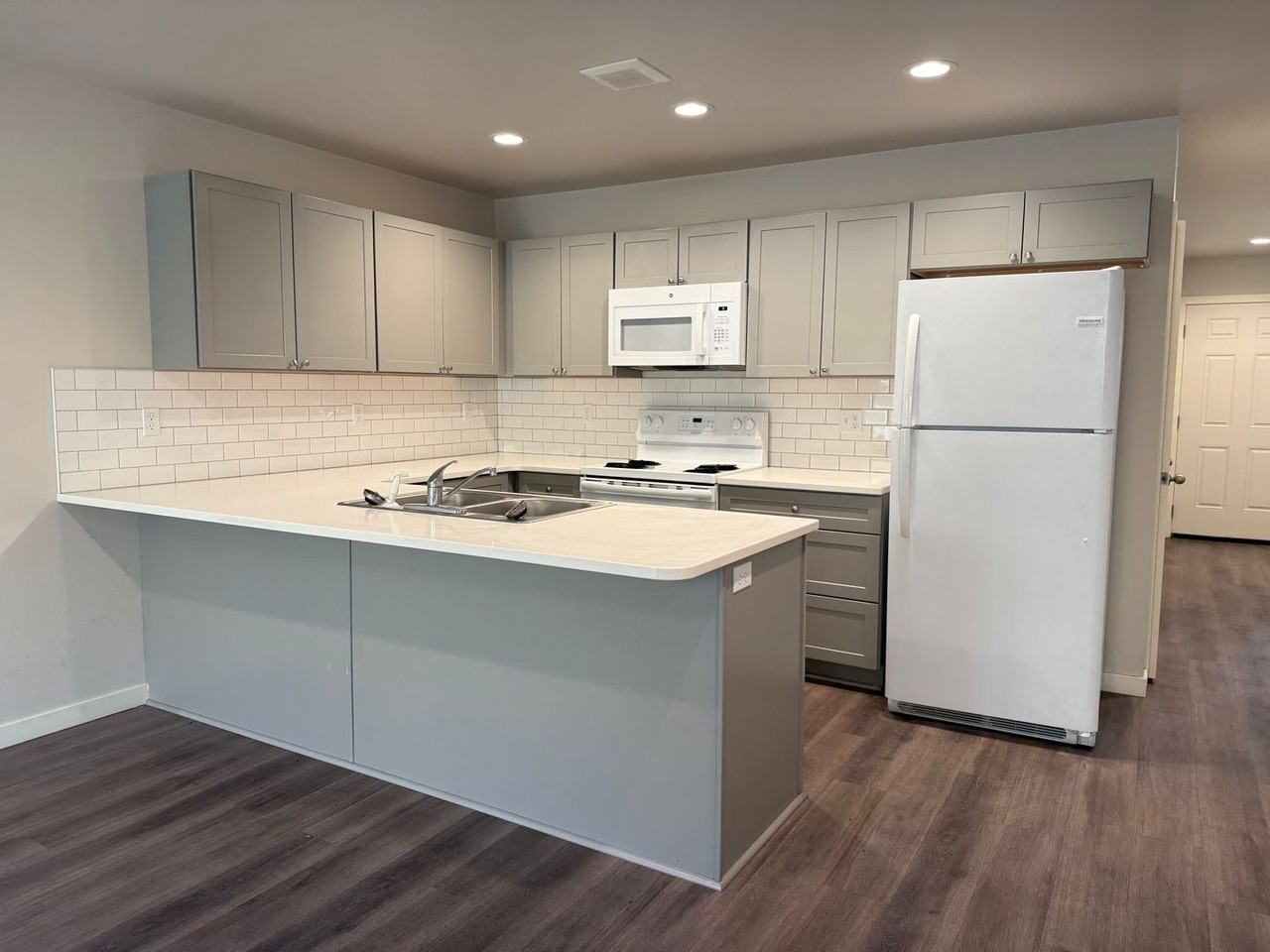 Apple Valley Town Homes - Photo 4 of 33