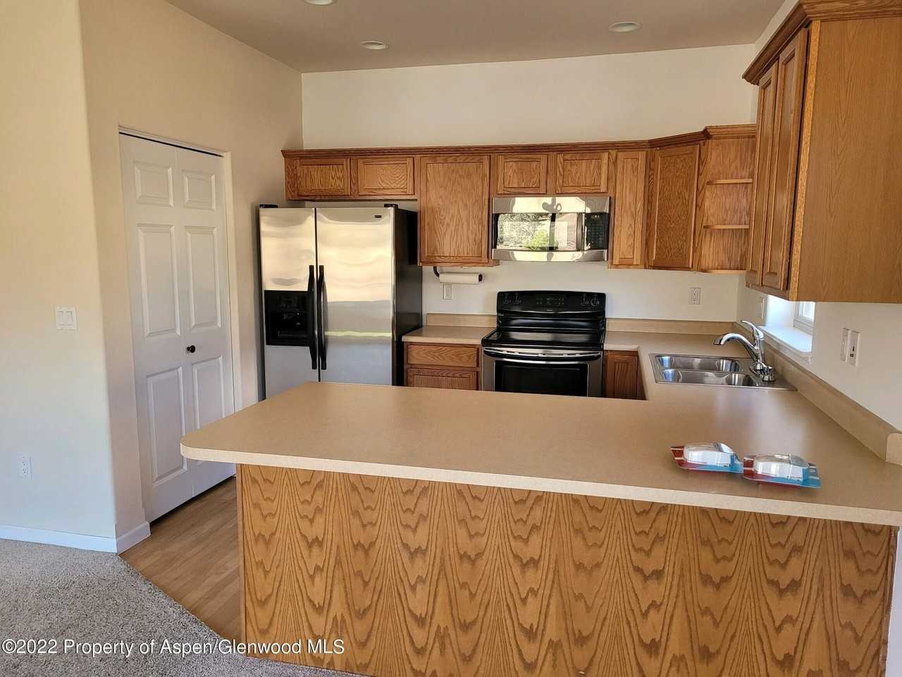 108 Castle Ridge Dr - Photo 2 of 8