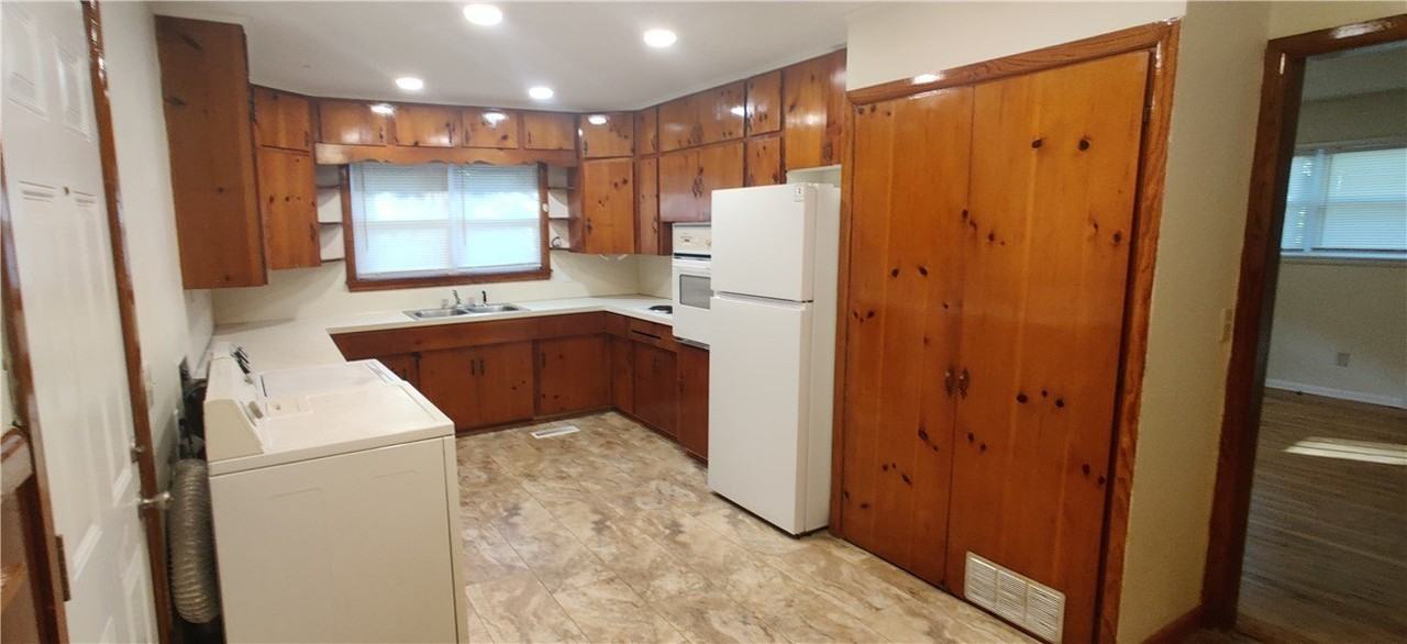 1350 N Kings Dr - Photo 5 of 17