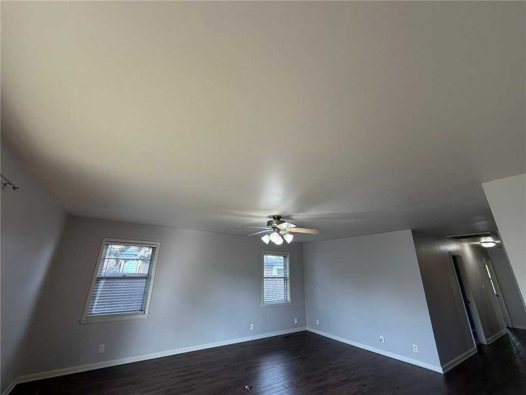 342 Sw D St - Photo 5 of 19