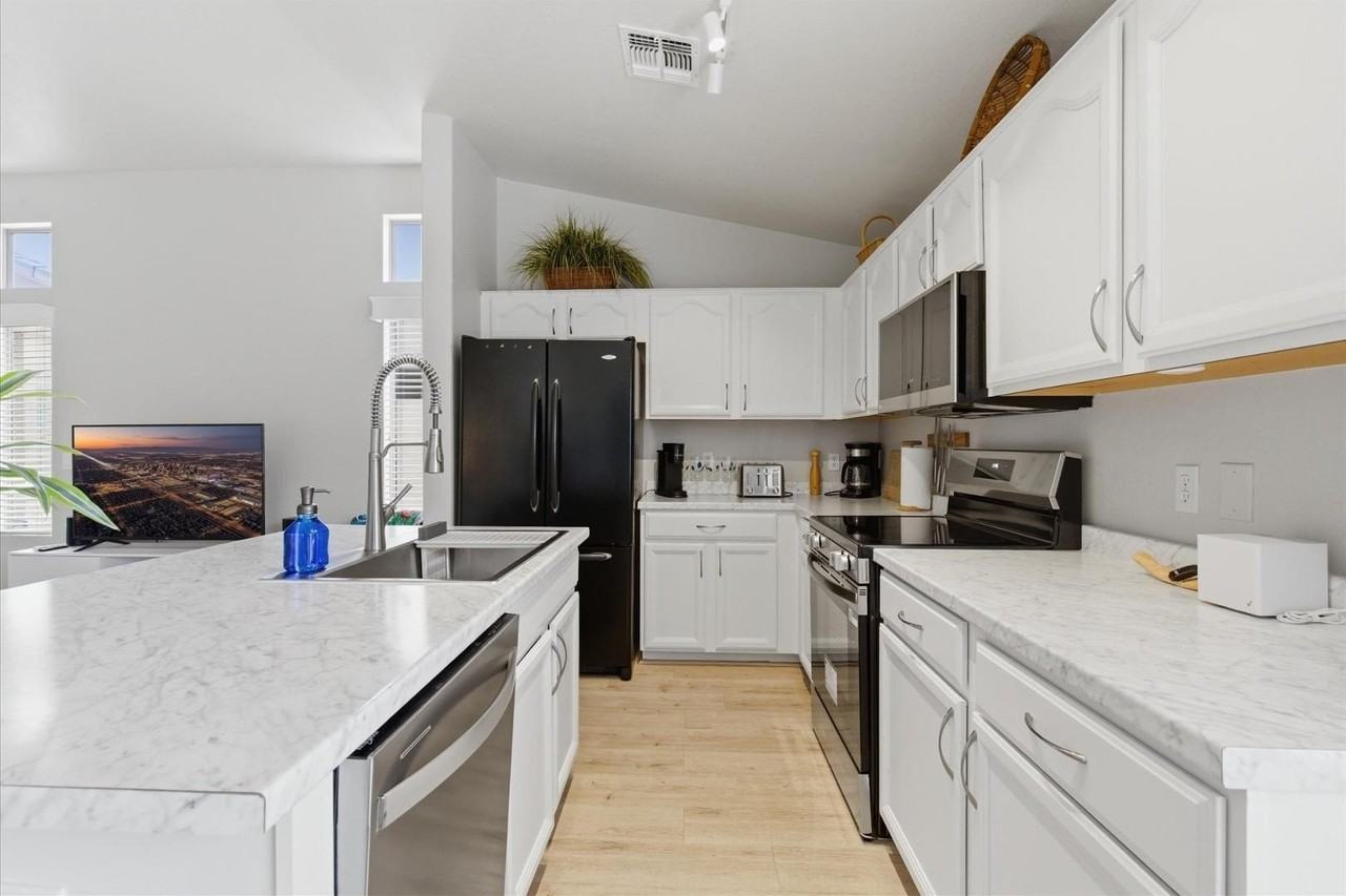 2250 E Deer Valley Rd - Photo 5 of 24