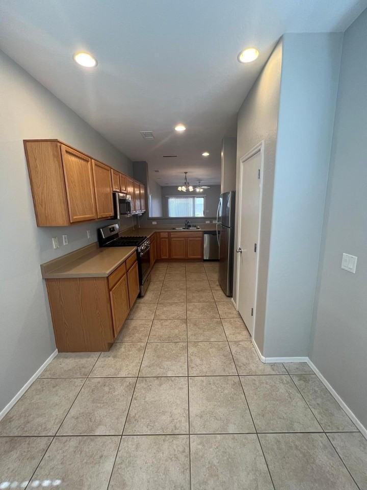 16829 W Cottonwood St - Photo 7 of 28
