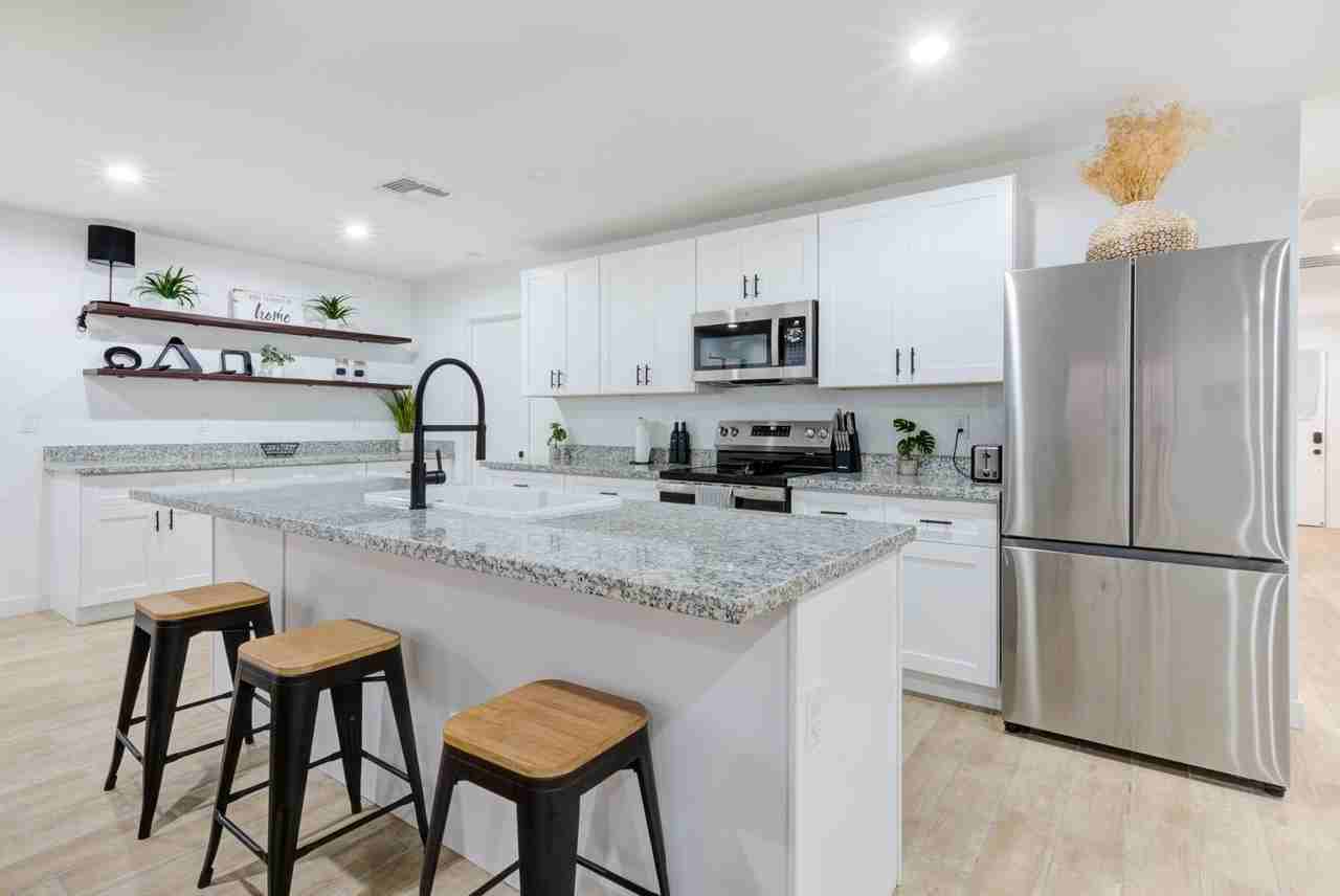 2119 W Mariposa St - Photo 2 of 18
