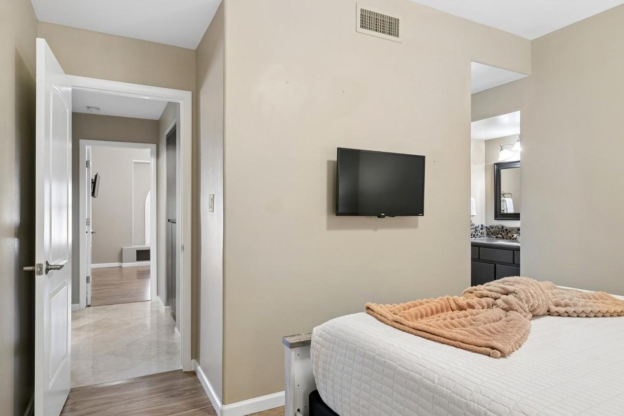 9033 W Patrick Ln - Photo 5 of 50