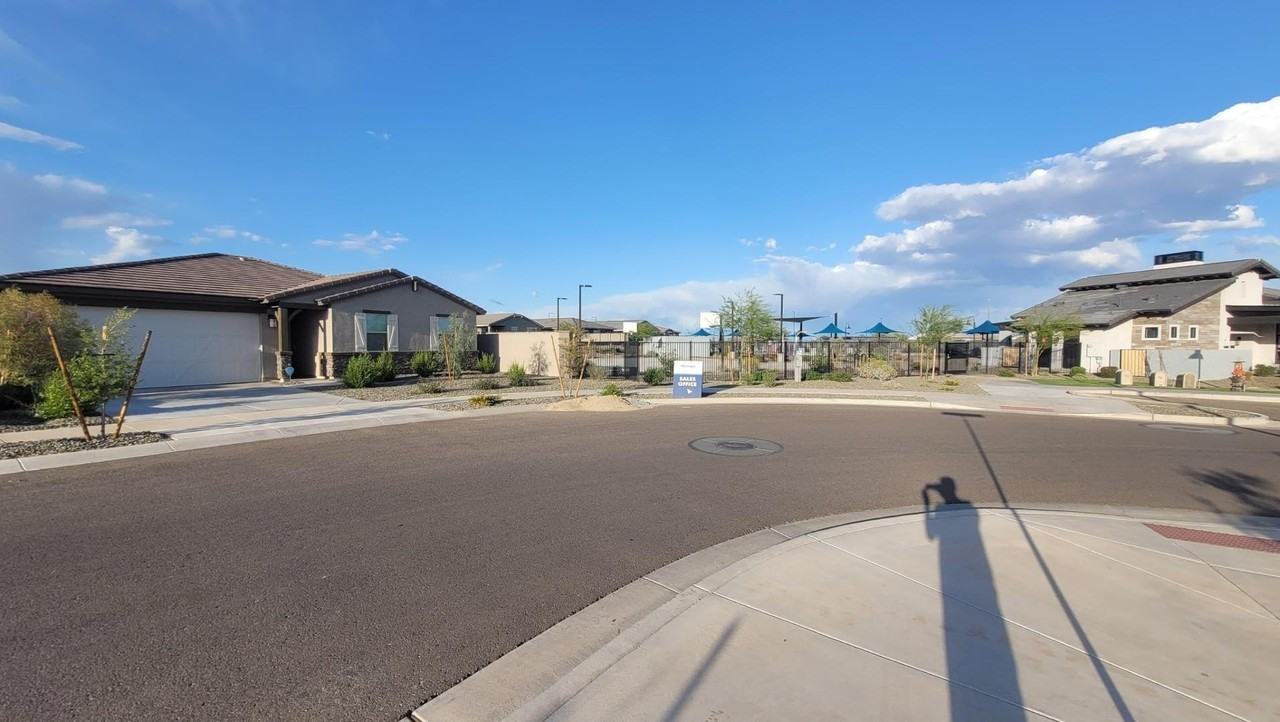 15998 W Smoketree Dr - Photo 4 of 31