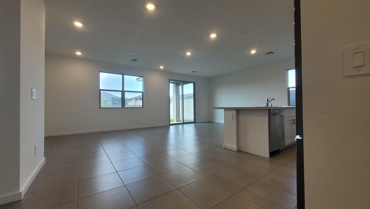 15998 W Smoketree Dr - Photo 5 of 31