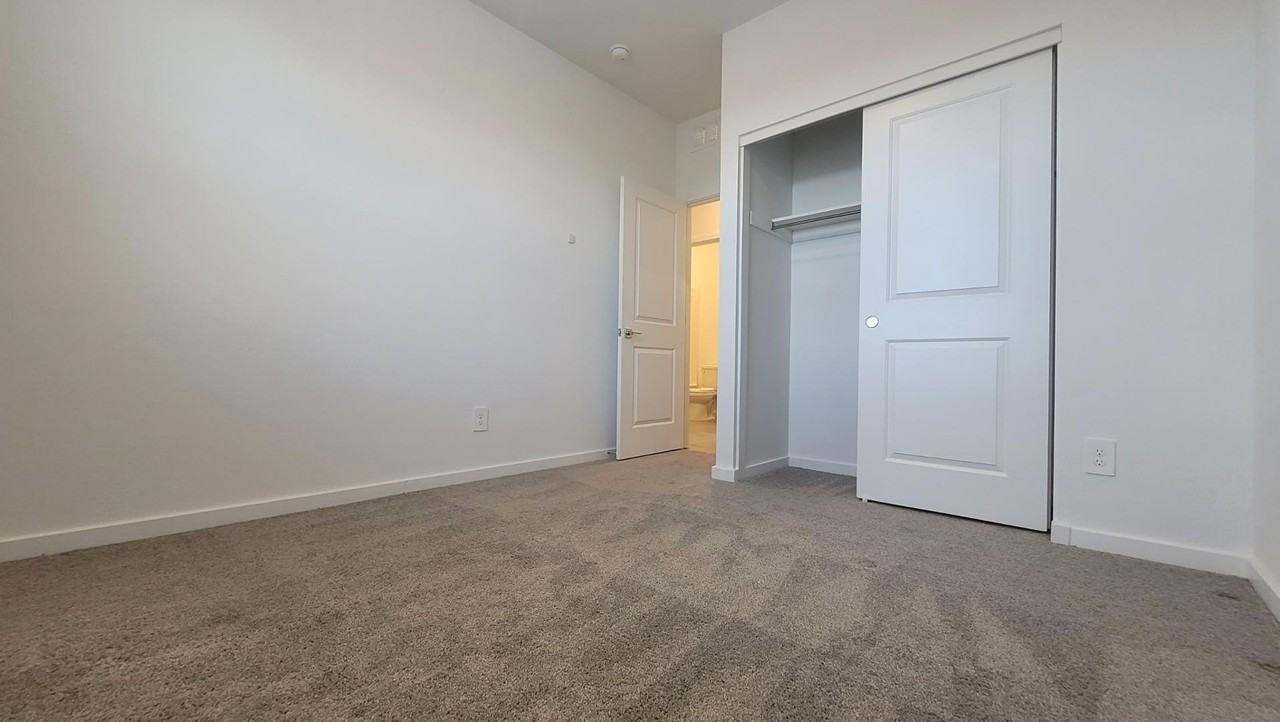 15998 W Smoketree Dr - Photo 7 of 31