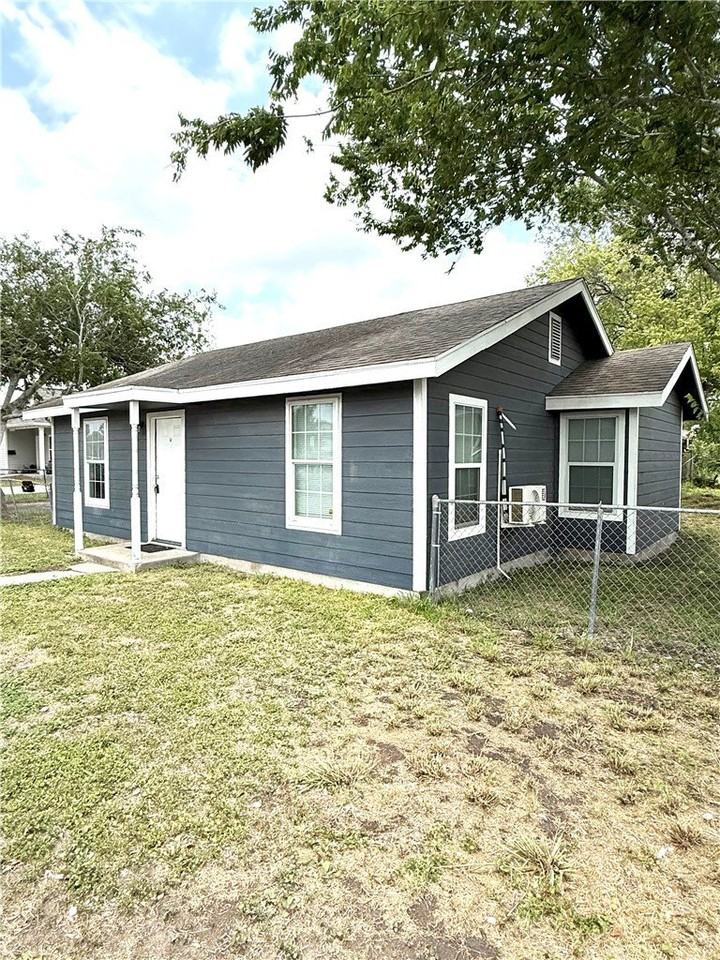127 W Avenue H - Photo 4 of 22