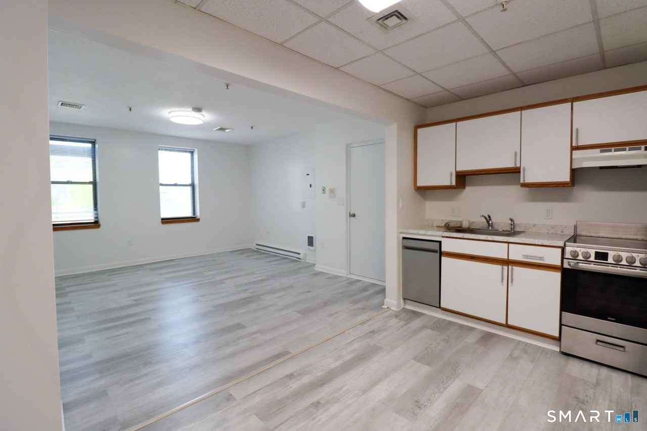 209 Bank St - Photo 3 of 11