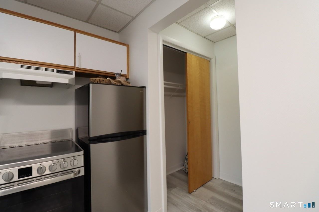 209 Bank St - Photo 4 of 11
