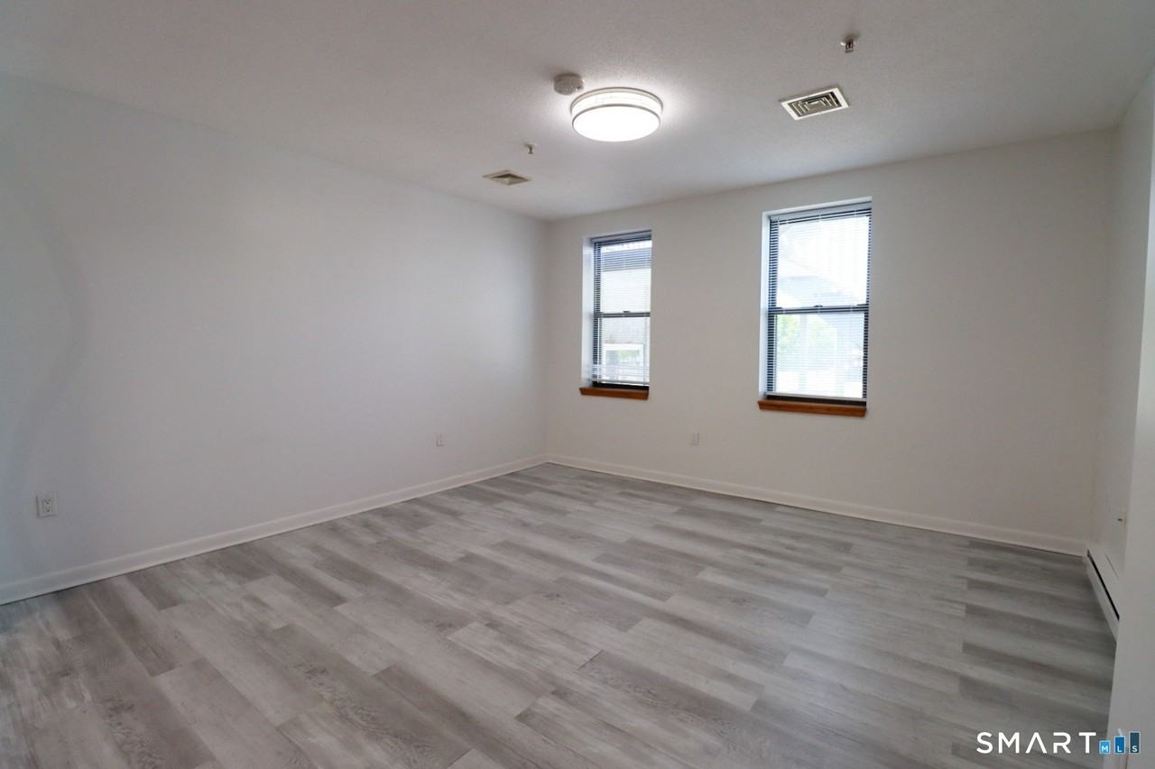 209 Bank St - Photo 6 of 11
