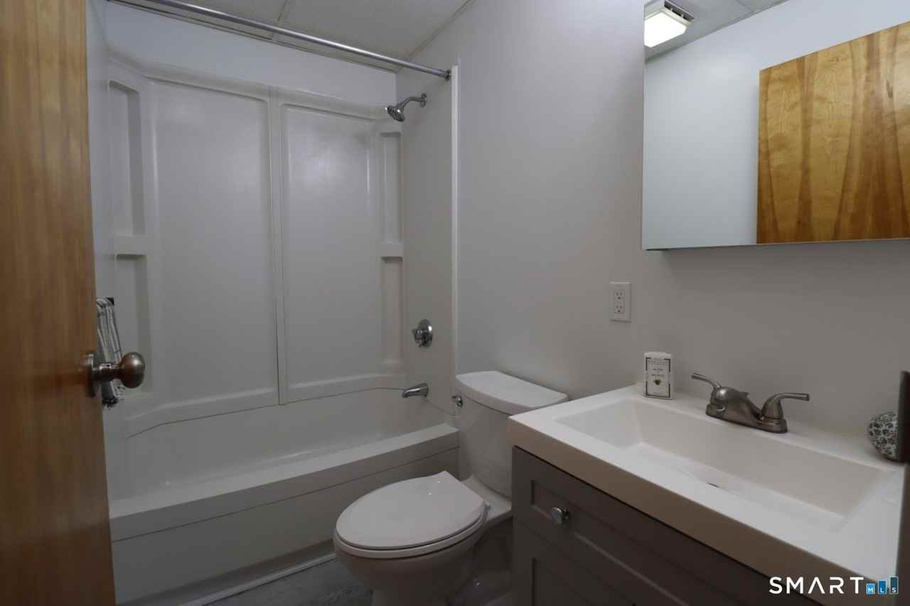 209 Bank St - Photo 7 of 11