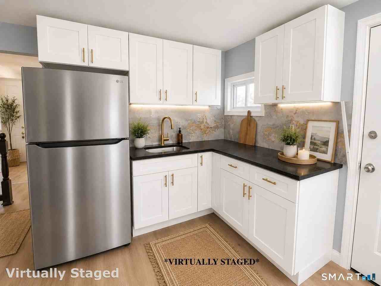 470 Wood Ave - Photo 3 of 15