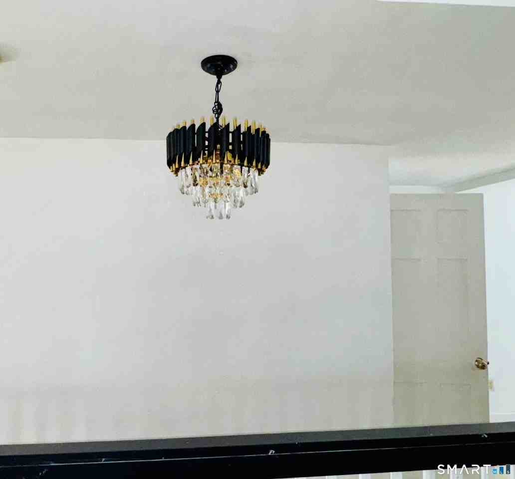 470 Wood Ave - Photo 4 of 15